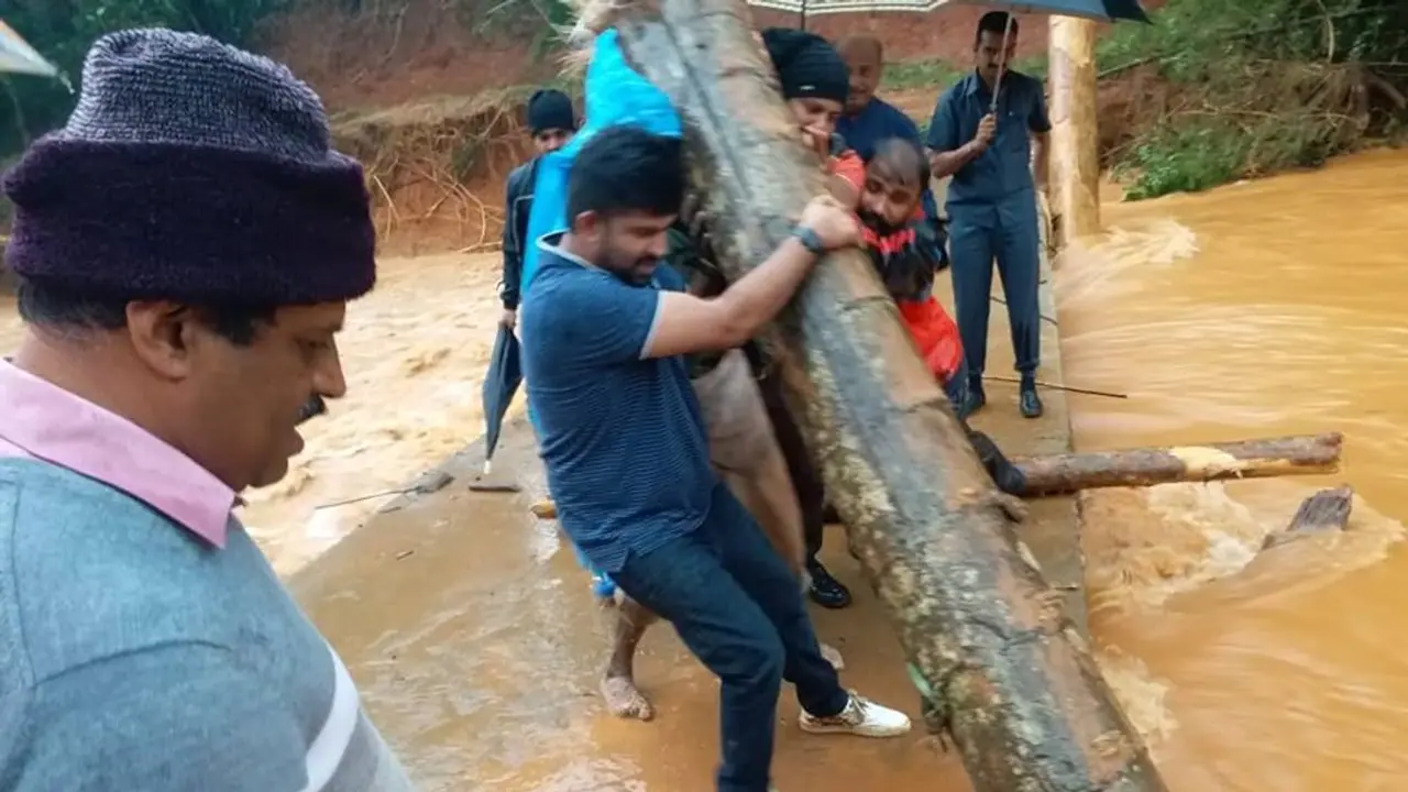 ರಸ್ತೆ ತೆರವುಗೊಳಿಸಲು ಖುದ್ದು ಫೀಲ್ಡಿಗಿಳಿದ ಸಂಸದ ಪ್ರತಾಪ್ ಸಿಂಹ ರಸ್ತೆ ತೆರವುಗೊಳಿಸಲು ಖುದ್ದು ಫೀಲ್ಡಿಗಿಳಿದ ಸಂಸದ ಪ್ರತಾಪ್ ಸಿಂಹ