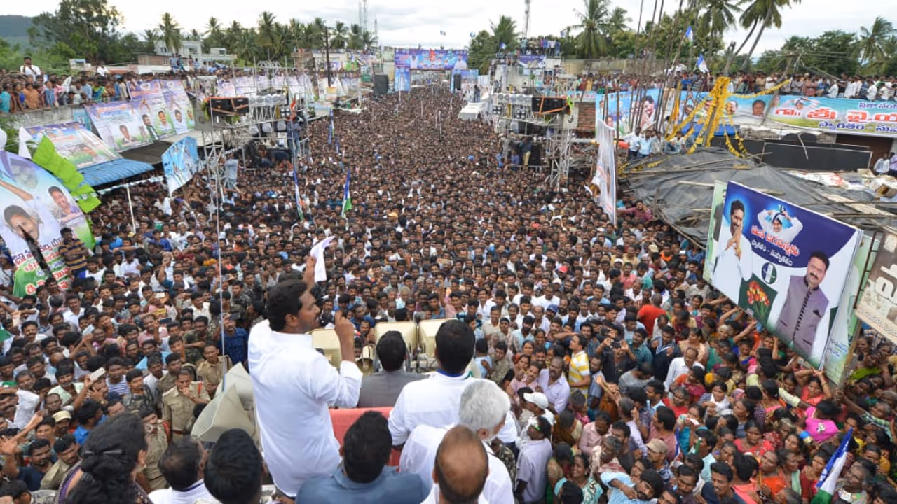 రైతులకు గిట్టుబాటు ధరలేదు.. హెరిటేజ్లో దోచుకుంటున్నారు: వైఎస్ జగన్ రైతులకు గిట్టుబాటు ధరలేదు.. హెరిటేజ్లో దోచుకుంటున్నారు: వైఎస్ జగన్