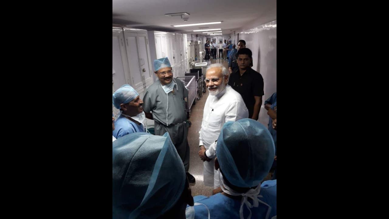 ವಾಜಪೇಯಿ ನಿಧನ: ಏಮ್ಸ್ನಲ್ಲಿ ಪ್ರಧಾನಿ ಮೋದಿ ನಕ್ಕಿದ್ದು ಹೌದಾ? ವಾಜಪೇಯಿ ನಿಧನ: ಏಮ್ಸ್ನಲ್ಲಿ ಪ್ರಧಾನಿ ಮೋದಿ ನಕ್ಕಿದ್ದು ಹೌದಾ?