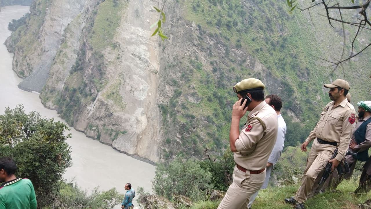 ನದಿಗೆ ಉರುಳಿದ ವಾಹನ : 11 ಮಂದಿ ದುರ್ಮರಣ ನದಿಗೆ ಉರುಳಿದ ವಾಹನ : 11 ಮಂದಿ ದುರ್ಮರಣ