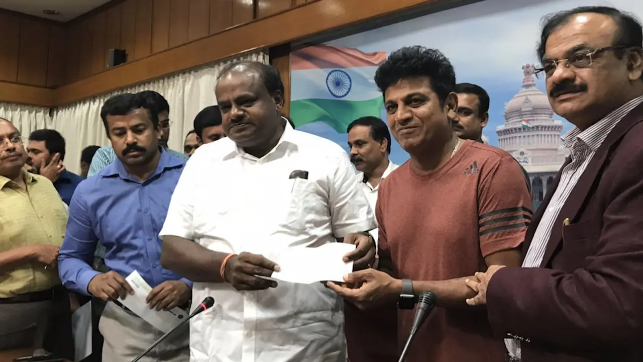 ಸಿನಿಮಾ ಪ್ರಚಾರಕ್ಕೆ ಫ್ಲೆಕ್ಸ್ ಅನುಮತಿ ಸಿಎಂಗೆ ಶಿವಣ್ಣ ಮನವಿ! ಸಿನಿಮಾ ಪ್ರಚಾರಕ್ಕೆ ಫ್ಲೆಕ್ಸ್ ಅನುಮತಿ ಸಿಎಂಗೆ ಶಿವಣ್ಣ ಮನವಿ!