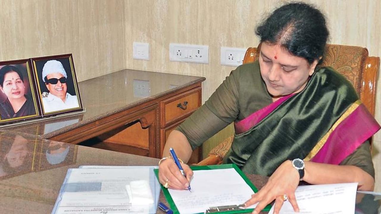 சிறையிலிருந்து கடுதாசி எழுதிய சின்னம்மா! எப்போது ரிலீஸ்? காத்துக் கிடைக்கும் கழக கண்மணிகள்... சிறையிலிருந்து கடுதாசி எழுதிய சின்னம்மா! எப்போது ரிலீஸ்? காத்துக் கிடைக்கும் கழக கண்மணிகள்...