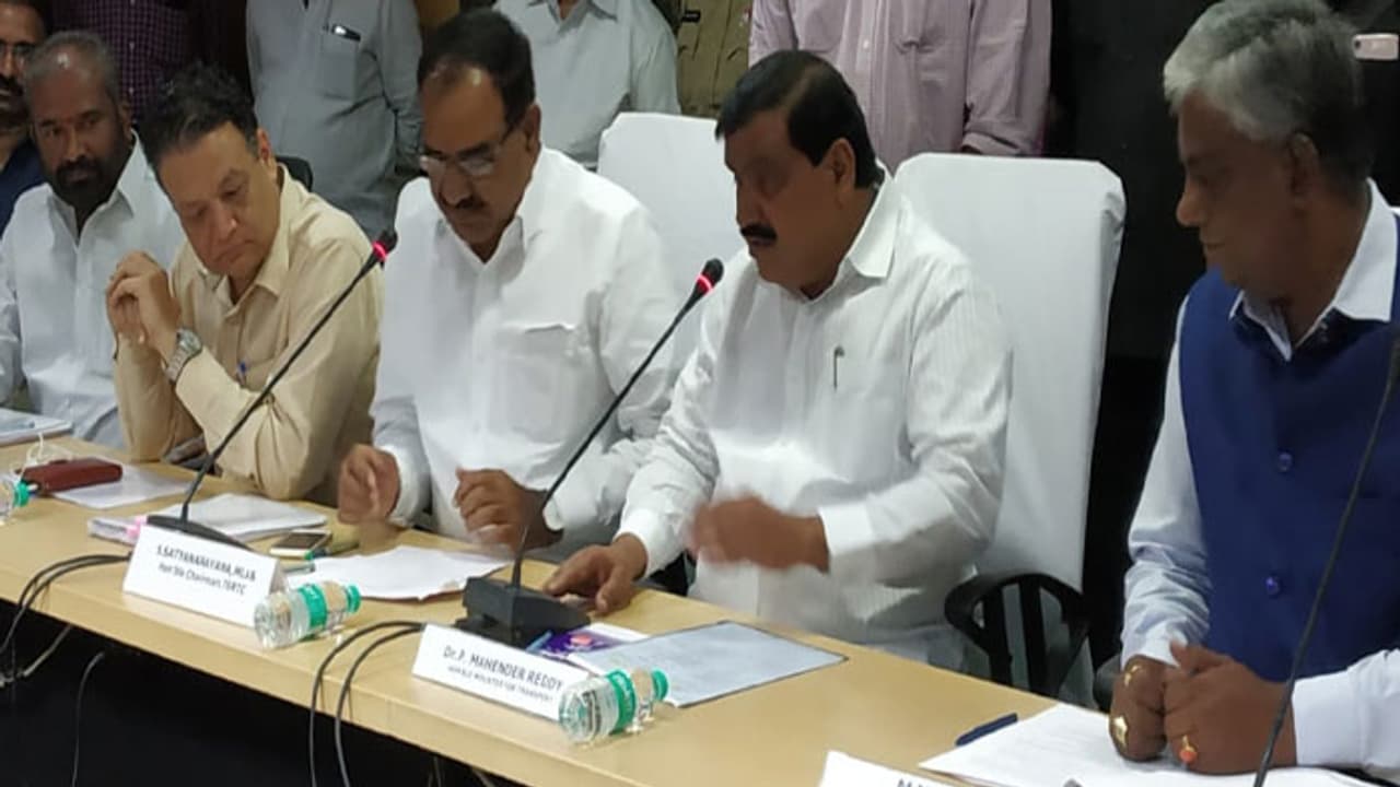 అంతుచూస్తా... తాండూర్ సీఐపై బూతుల వర్షం : టీఆర్ఎస్ ఎమ్మెల్సీ మహేందర్ రెడ్డిపై కేసు అంతుచూస్తా... తాండూర్ సీఐపై బూతుల వర్షం : టీఆర్ఎస్ ఎమ్మెల్సీ మహేందర్ రెడ్డిపై కేసు