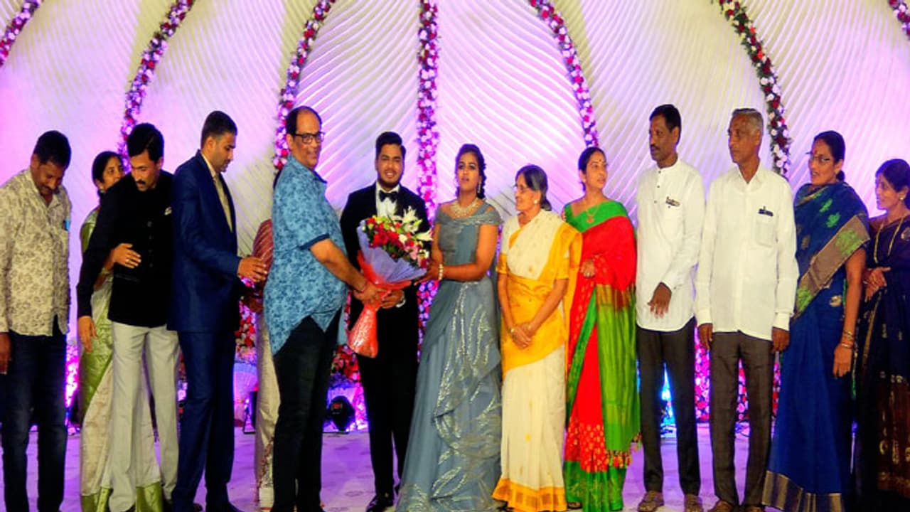 'ఉయ్యాలవాడ' ముని మనమరాలి వివాహం! (వీడియో) 'ఉయ్యాలవాడ' ముని మనమరాలి వివాహం! (వీడియో)