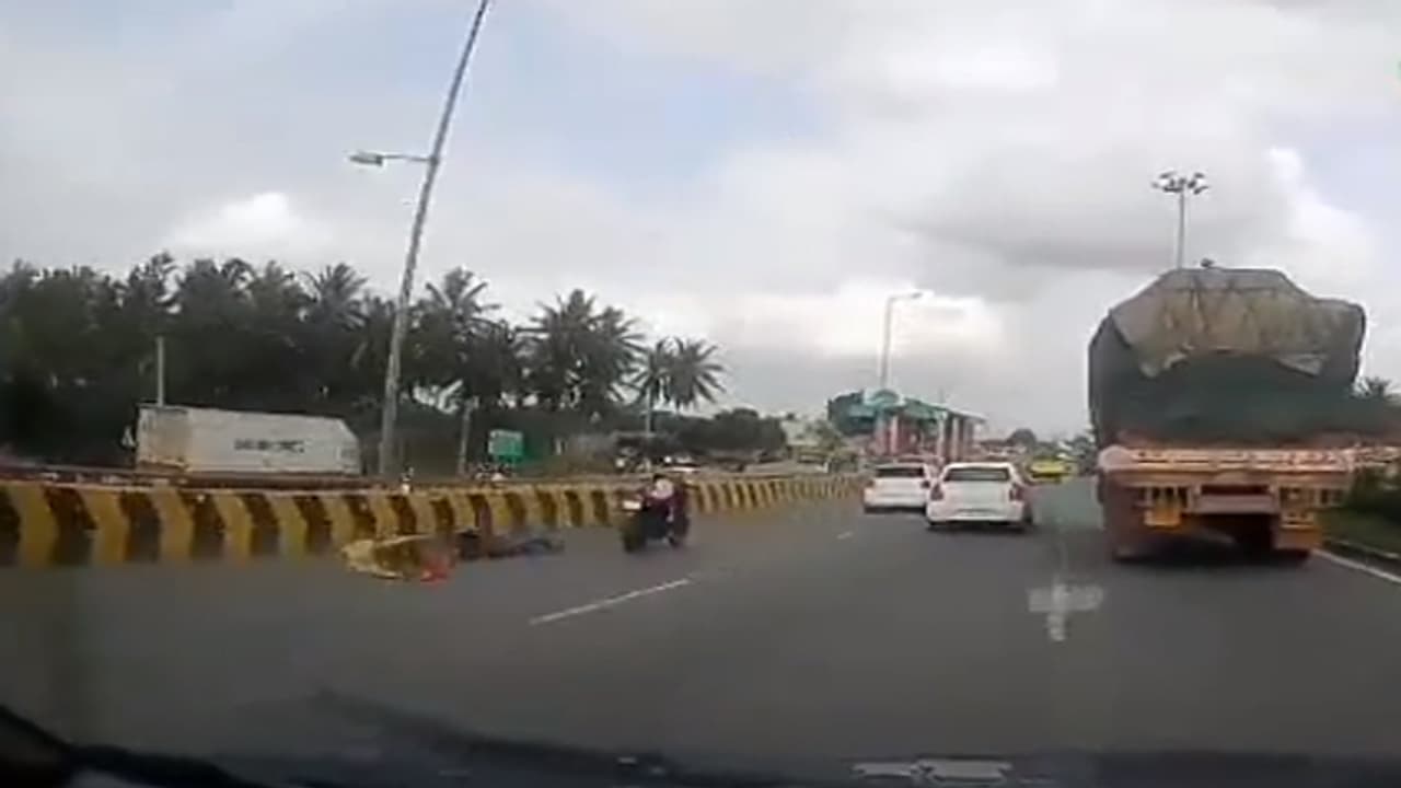 బైక్ నుంచి కింద పడ్డ జంట.....ఆ తర్వాత...? బైక్ నుంచి కింద పడ్డ జంట.....ఆ తర్వాత...?