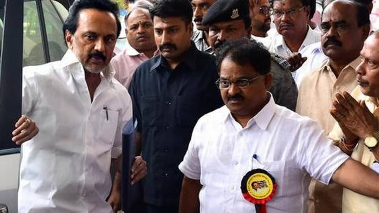 நெருங்கும் தி.மு.க பொதுக்குழு! பாதுகாப்பு வளையத்தில் மா.செக்கள்! உளவு பார்க்கப்படும் பொதுக்குழு உறுப்பினர்கள்! நெருங்கும் தி.மு.க பொதுக்குழு! பாதுகாப்பு வளையத்தில் மா.செக்கள்! உளவு பார்க்கப்படும் பொதுக்குழு உறுப்பினர்கள்!