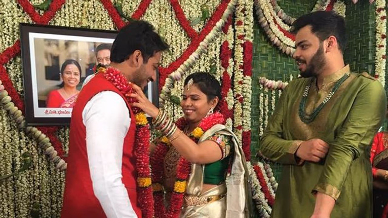 భూమా అఖిలప్రియ పెళ్లి: లారీ లోడ్ పెళ్లికార్డుల పంపిణీ, గోవా నుండి ఈవెంట్ టీమ్ భూమా అఖిలప్రియ పెళ్లి: లారీ లోడ్ పెళ్లికార్డుల పంపిణీ, గోవా నుండి ఈవెంట్ టీమ్