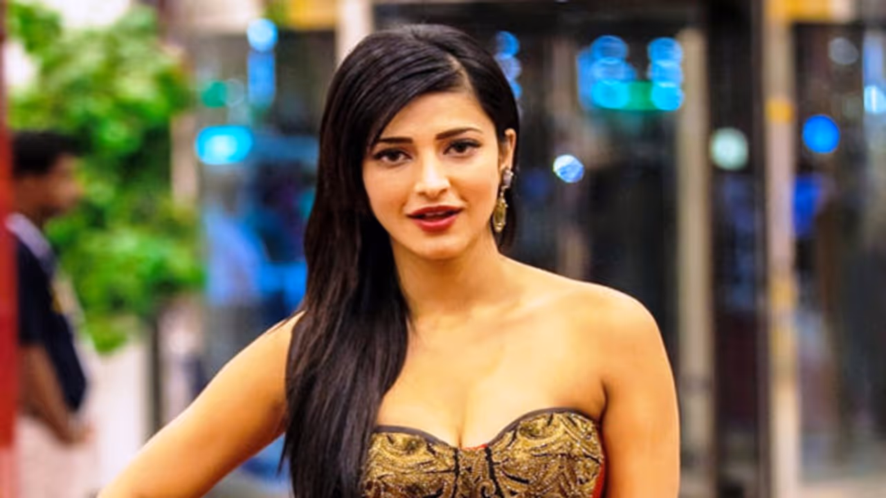 నన్ను కంట్రోల్ లో పెట్టుకోవాలనుకుంటారు.. బ్రేకప్ పై శ్రుతిహాసన్ కామెంట్స్! నన్ను కంట్రోల్ లో పెట్టుకోవాలనుకుంటారు.. బ్రేకప్ పై శ్రుతిహాసన్ కామెంట్స్!