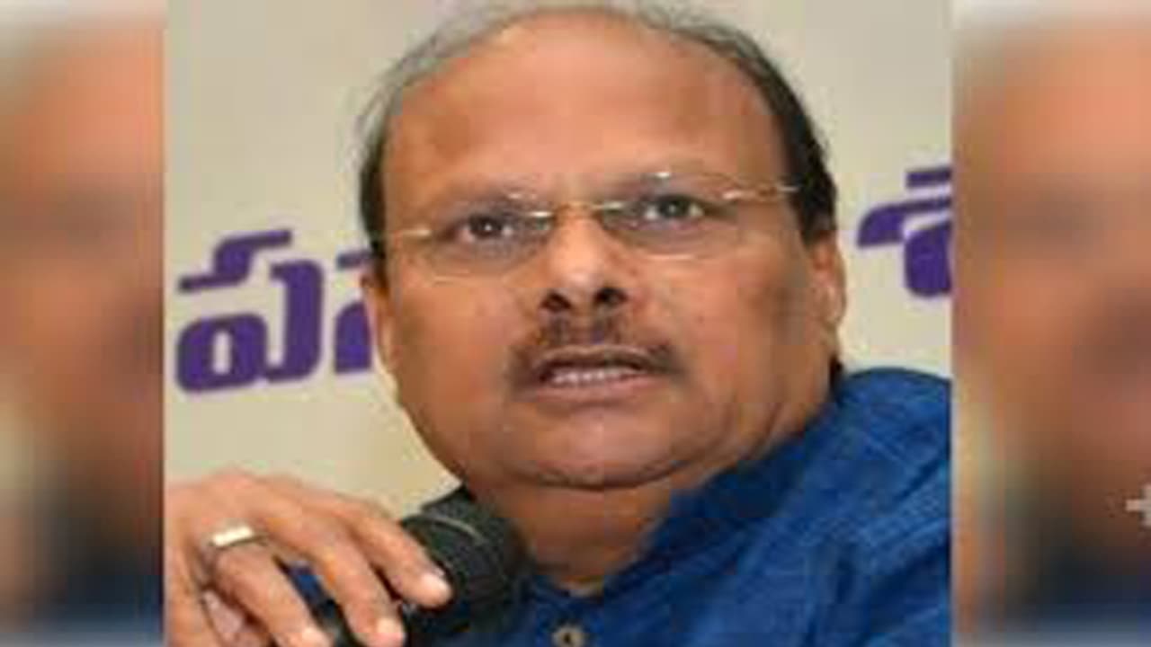 కేంద్రంపై ఇరు రాష్ట్రాల సీఎంలు చర్చించింది నిజం కాదా..?: యనమల ఫైర్ కేంద్రంపై ఇరు రాష్ట్రాల సీఎంలు చర్చించింది నిజం కాదా..?: యనమల ఫైర్