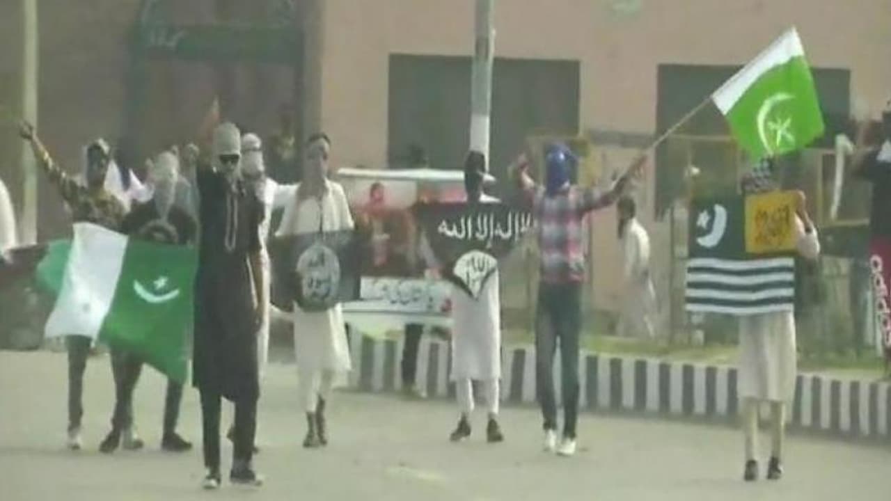 బక్రీద్ పండగ రోజున.. కశ్మీర్ లో విధ్వంసం.. పాక్, ఐసిస్ జెండాల ప్రదర్శన