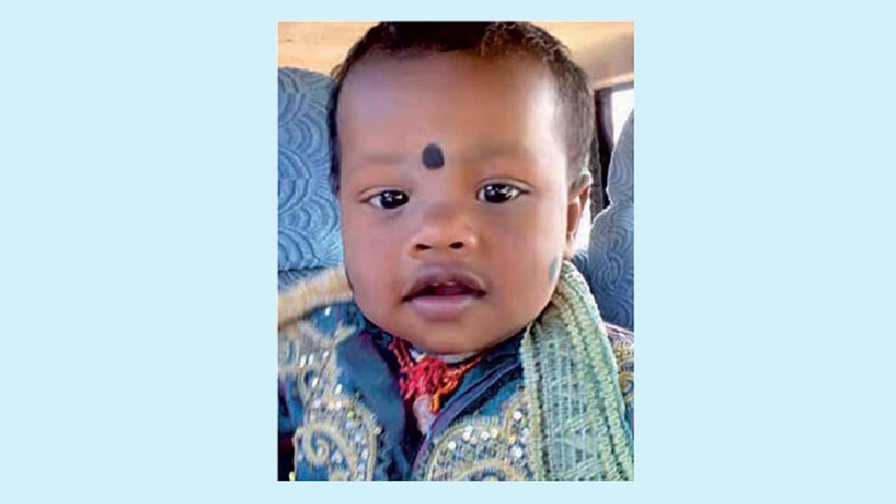 அவசர அவசரமாக ஆட்டோவை எடுத்த தந்தை; விளையாடிக் கொண்டிருந்த 2 வயது மகன் மீது ஏற்றியதில் ஸ்பாட் அவுட்...