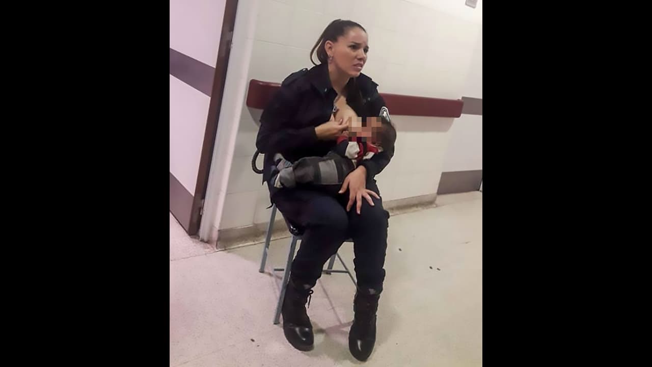 भूख के कारण रोते बच्चे को देख, लेडी पुलिस अफसर ने कुछ ऐसा किया जिसे देखकर आप भावुक हो जाएंगे भूख के कारण रोते बच्चे को देख, लेडी पुलिस अफसर ने कुछ ऐसा किया जिसे देखकर आप भावुक हो जाएंगे