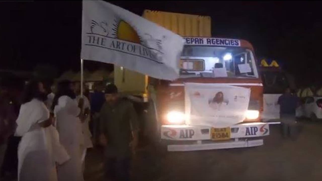 കേരളത്തിന് ആർട് ഓഫ് ലിവിംഗിന്റെ ഒമ്പതരക്കോടിയുടെ സഹായം കേരളത്തിന് ആർട് ഓഫ് ലിവിംഗിന്റെ ഒമ്പതരക്കോടിയുടെ സഹായം