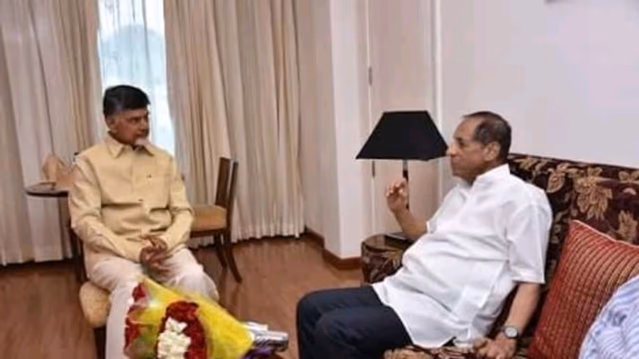 హరికృష్ణ మృతితోనే జాప్యం: మంత్రివర్గ విస్తరణపై బాబు హరికృష్ణ మృతితోనే జాప్యం: మంత్రివర్గ విస్తరణపై బాబు