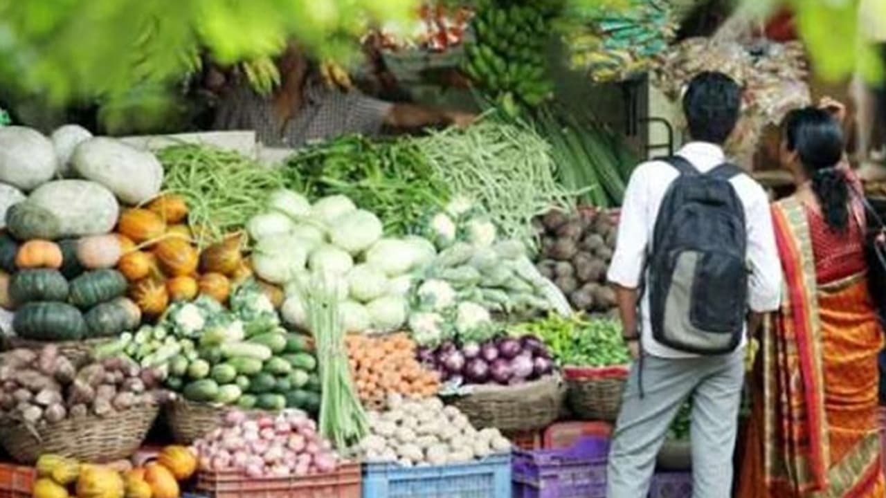 പ്രളയത്തില് മുങ്ങി ഓണവിപണി; കച്ചവടക്കാരും നെയ്ത്തുകാരും നിരാശയില് പ്രളയത്തില് മുങ്ങി ഓണവിപണി; കച്ചവടക്കാരും നെയ്ത്തുകാരും നിരാശയില്