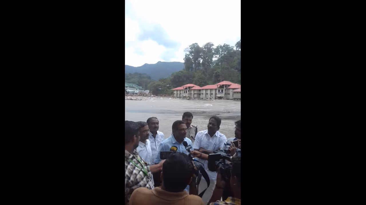 கேரளா மழை வெள்ளம் …. சபரி மலையில் 100 கோடி ரூபாய் மதிப்புள்ள கட்டடங்கள் சேதம்… சாலைகளையே காணோம் !! கேரளா மழை வெள்ளம் …. சபரி மலையில் 100 கோடி ரூபாய் மதிப்புள்ள கட்டடங்கள் சேதம்… சாலைகளையே காணோம் !!