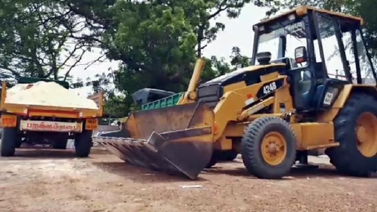 வண்டி வண்டியாக மணல் அள்ளியவர்களை மடக்கிப் பிடித்த தனிப்படை போலீஸ்; மூவர் அதிரடி கைது... வண்டி வண்டியாக மணல் அள்ளியவர்களை மடக்கிப் பிடித்த தனிப்படை போலீஸ்; மூவர் அதிரடி கைது...