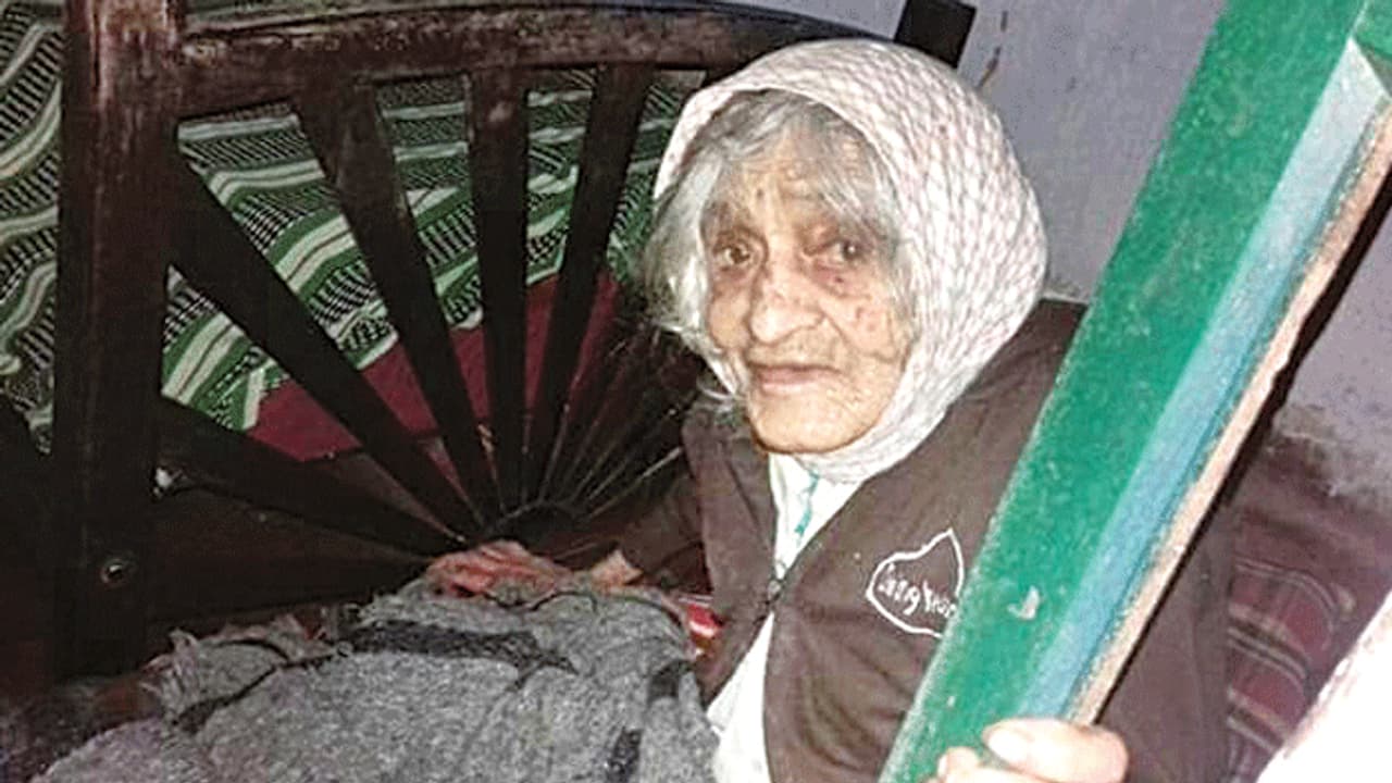 ಅಪಾಯದ ನಡುವೆಯೂ ಮೊಮ್ಮಗನಿಗೆ ಕಾದು ಕುಳಿತ 103ರ ಅಜ್ಜಿ ಅಪಾಯದ ನಡುವೆಯೂ ಮೊಮ್ಮಗನಿಗೆ ಕಾದು ಕುಳಿತ 103ರ ಅಜ್ಜಿ