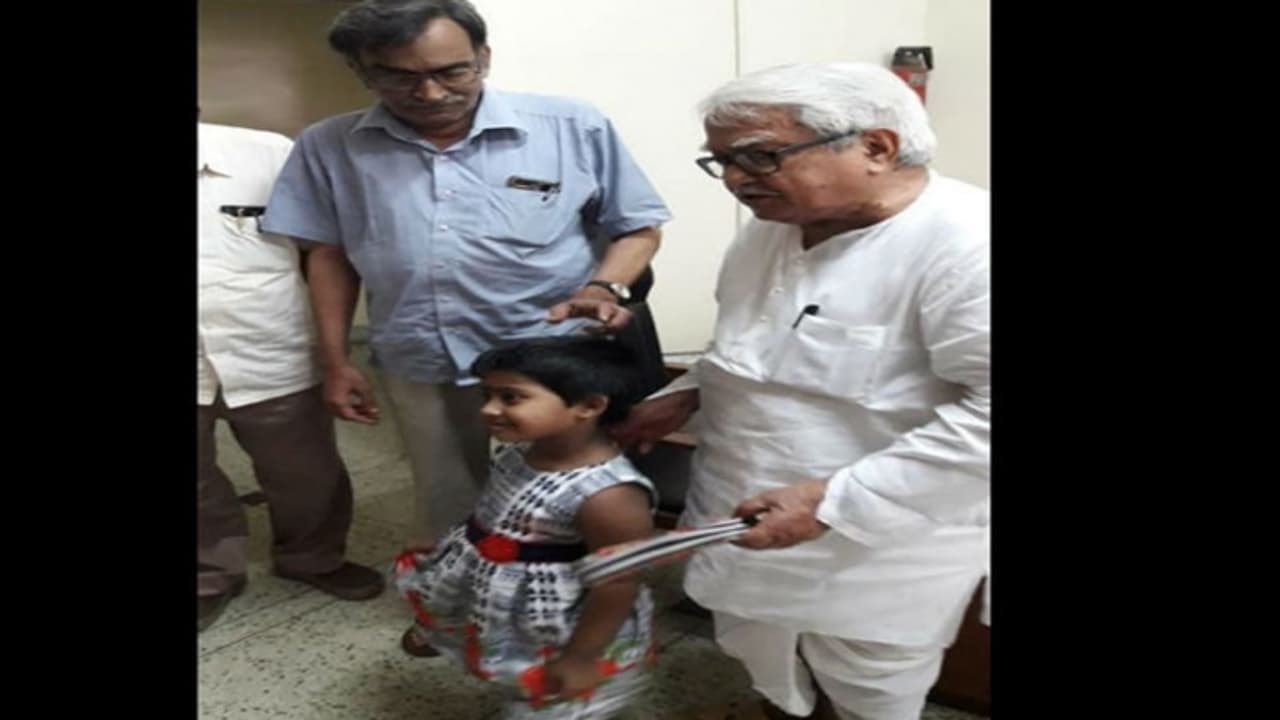 കൊല്‍ക്കത്തയില്‍ നിന്ന് സ്നേഹപൂര്‍വ്വം; അതിജീവനത്തിന് നാല് വയസുകാരിയുടെ കെെത്താങ്ങ്