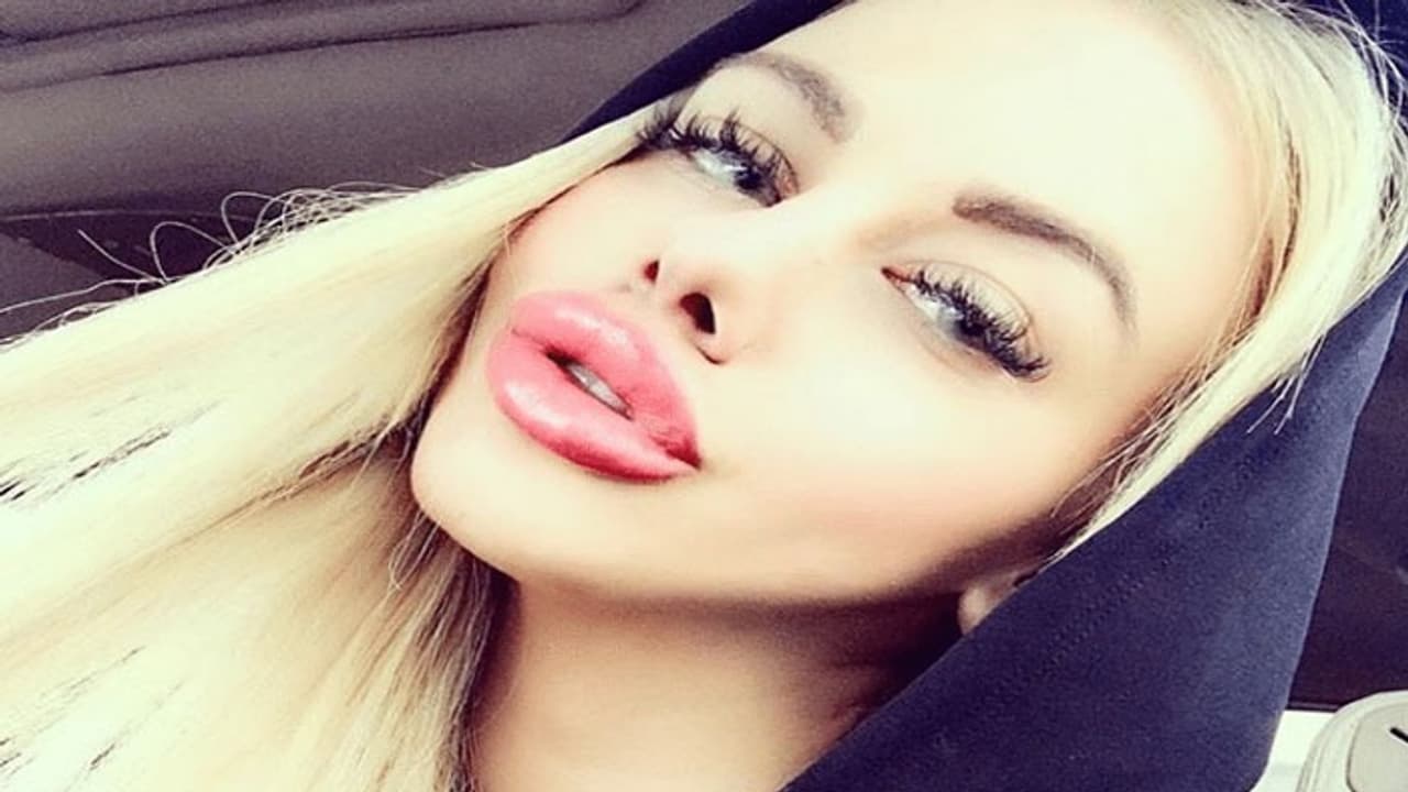 నకిలీ వక్షోజాలతో బ్యూటీ కాంటెస్ట్ టైటిల్ గెల్చుకొన్న క్రిస్టినా కామెనోవా నకిలీ వక్షోజాలతో బ్యూటీ కాంటెస్ట్ టైటిల్ గెల్చుకొన్న క్రిస్టినా కామెనోవా