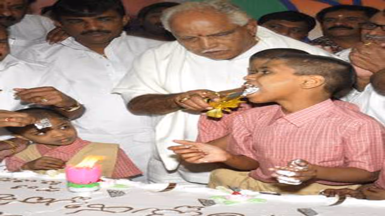 వీళ్లింతేనా.......రేవణ్న సరే యడ్డీనే మంటారు.. వీళ్లింతేనా.......రేవణ్న సరే యడ్డీనే మంటారు..