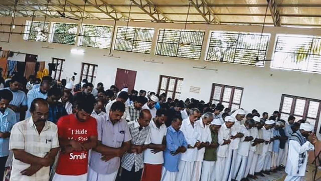 ಜೀವಕ್ಕೆಲ್ಲಿದೆ ಧರ್ಮ ಭೇದ?: ಕೇರಳ ಮುಸ್ಲಿಮರಿಗೆ ನಮಾಜ್ ಮಾಡಲು ಜಾಗಕೊಟ್ಟ ದೇವಸ್ಥಾನ! ಜೀವಕ್ಕೆಲ್ಲಿದೆ ಧರ್ಮ ಭೇದ?: ಕೇರಳ ಮುಸ್ಲಿಮರಿಗೆ ನಮಾಜ್ ಮಾಡಲು ಜಾಗಕೊಟ್ಟ ದೇವಸ್ಥಾನ!