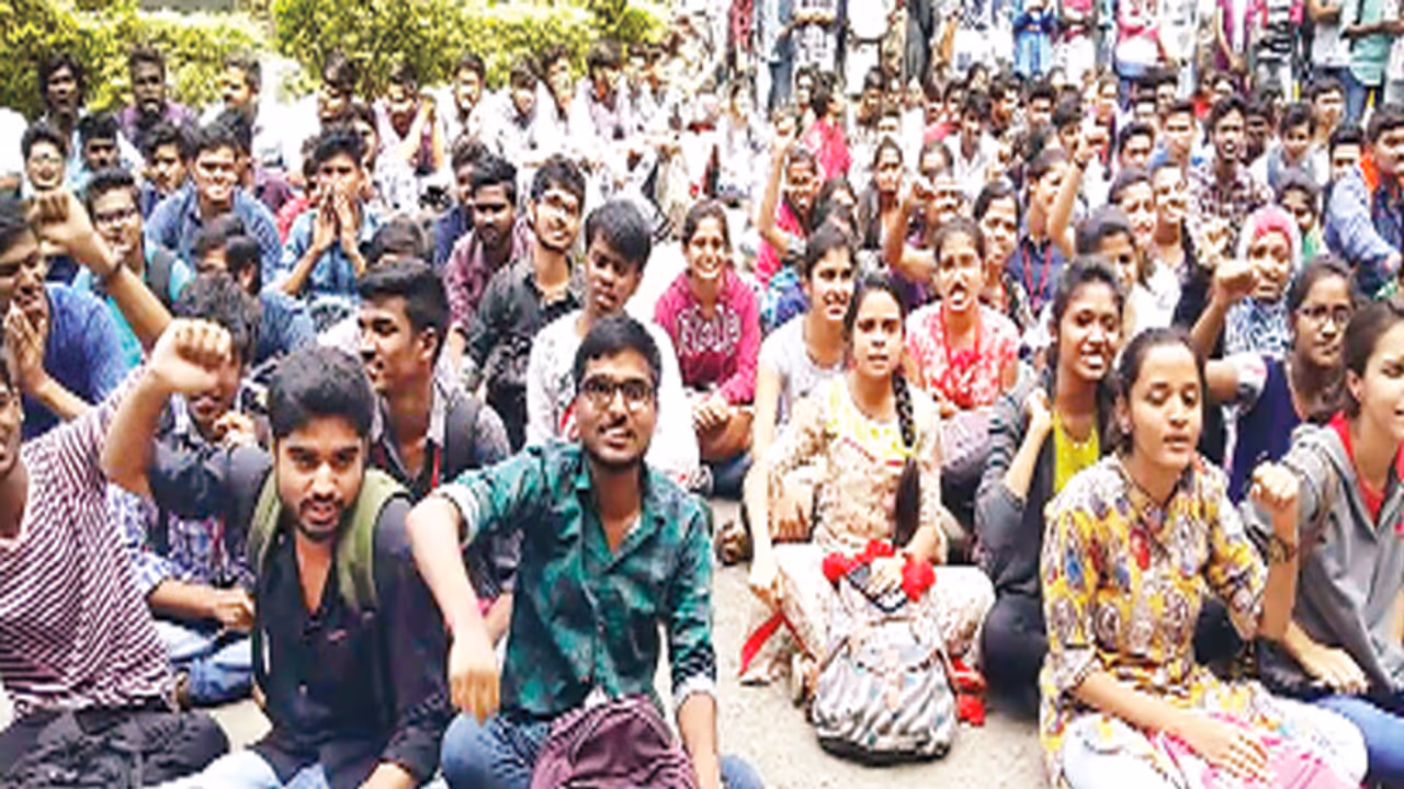 సీబీఐటీ విద్యార్థుల ఆందోళన..ఫీజులు తగ్గించాలని డిమాండ్ సీబీఐటీ విద్యార్థుల ఆందోళన..ఫీజులు తగ్గించాలని డిమాండ్