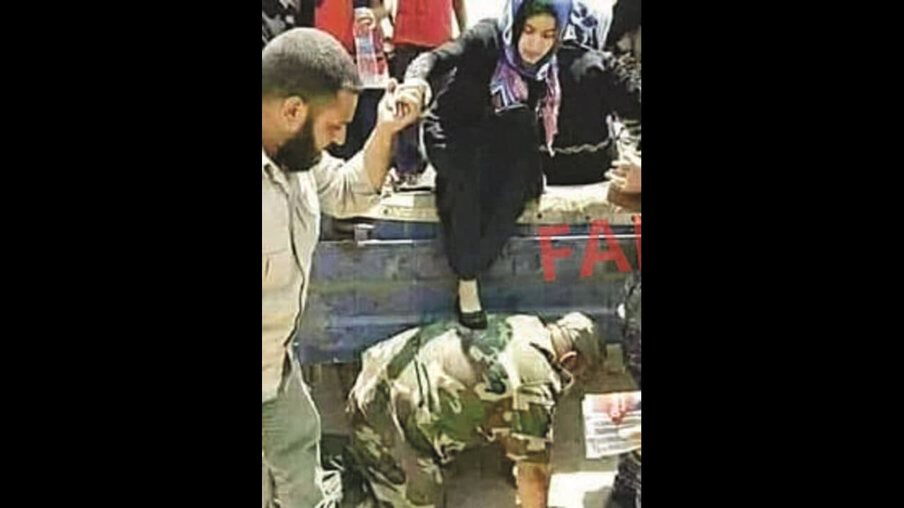 ಯೋಧರ ಬೆನ್ನನ್ನೇ ಮೆಟ್ಟಿಲು ಮಾಡಿಕೊಂಡರಾ ಈ ಮಹಿಳೆ? ಯೋಧರ ಬೆನ್ನನ್ನೇ ಮೆಟ್ಟಿಲು ಮಾಡಿಕೊಂಡರಾ ಈ ಮಹಿಳೆ?