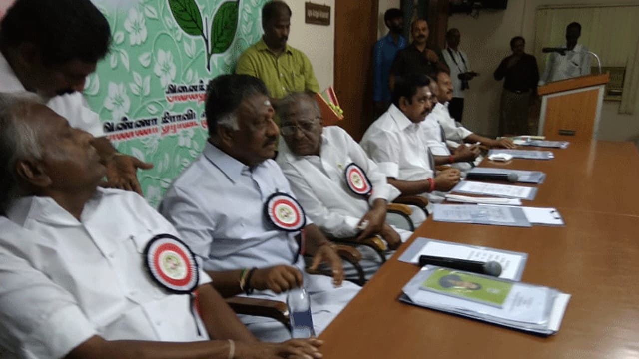 18 MLA க்கள் வழக்கில் அடுத்தது என்ன? கூடியது அதிமுக செயற்குழு! 18 MLA க்கள் வழக்கில் அடுத்தது என்ன? கூடியது அதிமுக செயற்குழு!