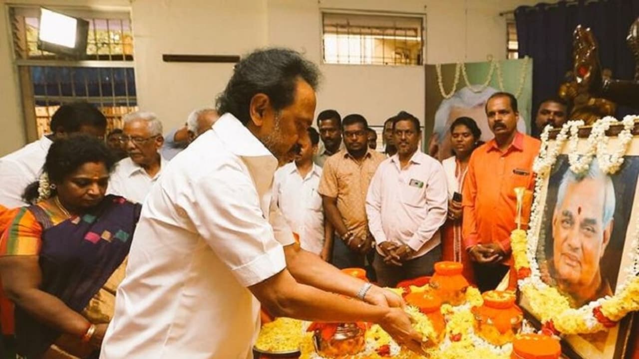 ತಮಿಳುನಾಡು ರಾಜಕೀಯದಲ್ಲಿ ಹೊಸ ಸಂಚಲನ ತಮಿಳುನಾಡು ರಾಜಕೀಯದಲ್ಲಿ ಹೊಸ ಸಂಚಲನ