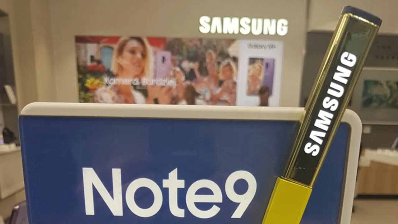 ಸ್ಯಾಮ್ಸಂಗ್ ಗ್ಯಾಲಾಕ್ಸಿ ನೋಟ್ 9 ಪ್ರೀ ಬುಕ್ಕಿಂಗ್ ಶುರು; 6000 ರು. ಕ್ಯಾಶ್ಬ್ಯಾಕ್ ಆಫರ್ ! ಸ್ಯಾಮ್ಸಂಗ್ ಗ್ಯಾಲಾಕ್ಸಿ ನೋಟ್ 9 ಪ್ರೀ ಬುಕ್ಕಿಂಗ್ ಶುರು; 6000 ರು. ಕ್ಯಾಶ್ಬ್ಯಾಕ್ ಆಫರ್ !