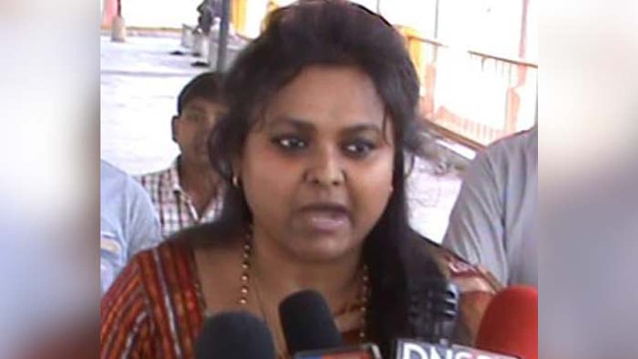 గాంధీని గాడ్సే చంపకపోయి ఉంటే నేను చంపేదాన్ని గాంధీని గాడ్సే చంపకపోయి ఉంటే నేను చంపేదాన్ని