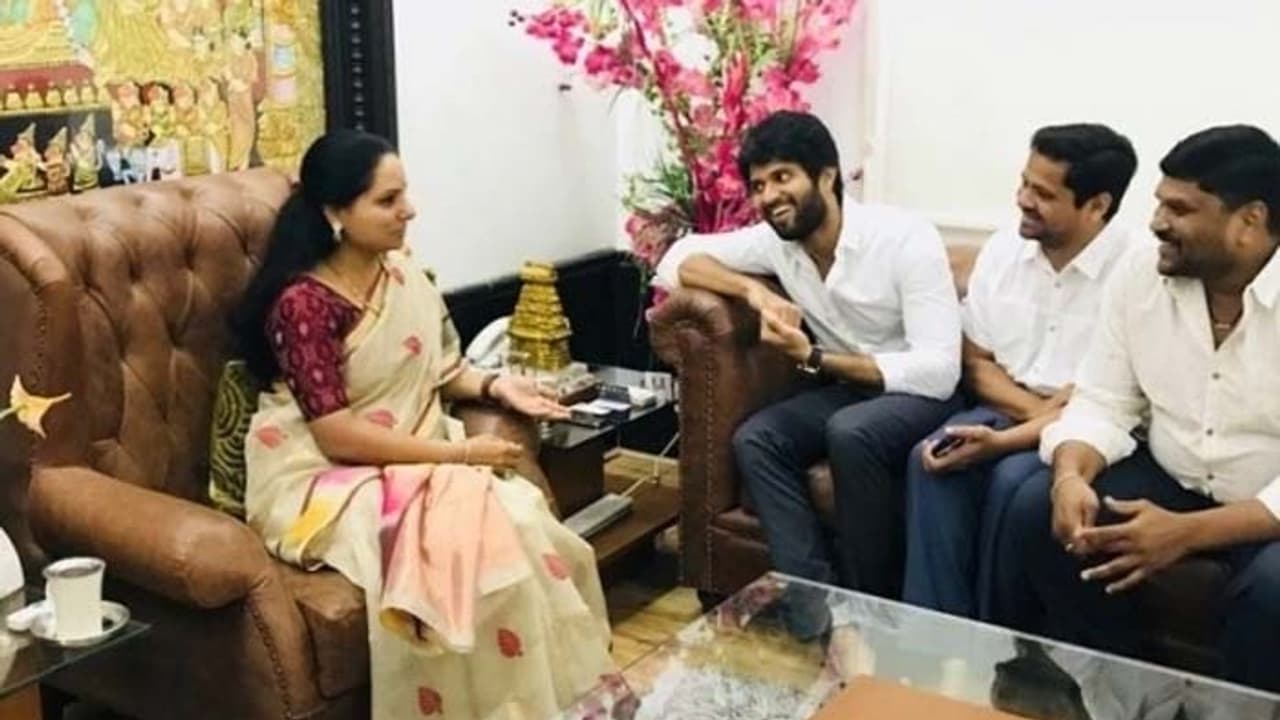 విజయదేవరకొండపై ఆసక్తికర వ్యాఖ్యలు చేసిన యం.పీ. కవిత (వీడియో) విజయదేవరకొండపై ఆసక్తికర వ్యాఖ్యలు చేసిన యం.పీ. కవిత (వీడియో)