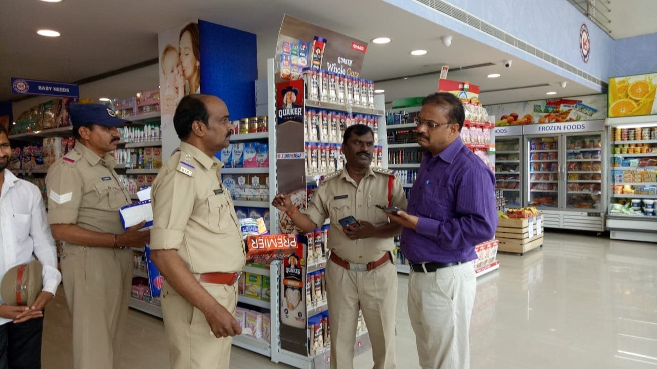 హెరిటేజ్,రత్నదీప్, మోర్,స్పెన్సర్స్, బిగ్బజార్ లపై కేసులు నమోదు హెరిటేజ్,రత్నదీప్, మోర్,స్పెన్సర్స్, బిగ్బజార్ లపై కేసులు నమోదు