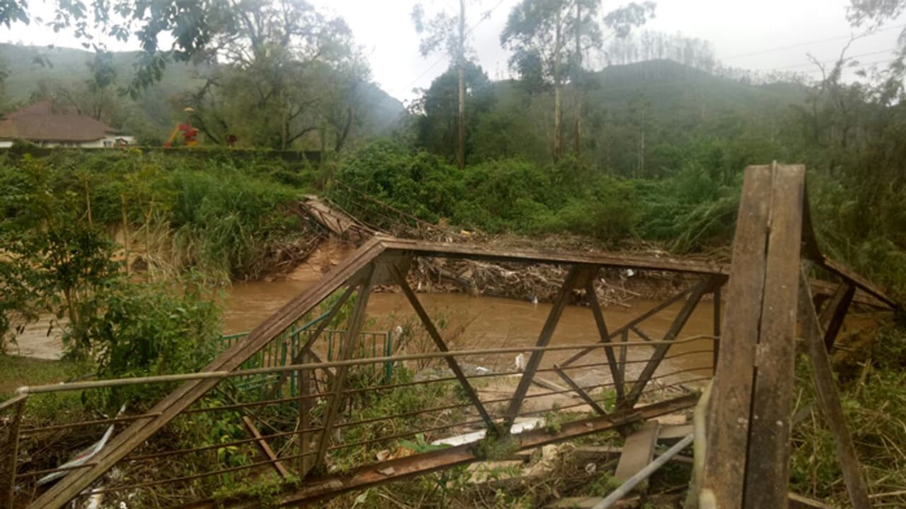 പ്രളയം; നൂറ്റാണ്ടിന്റെ ഓർമ്മകള് പേറിയ ആട്ടുപാലങ്ങള് ഓർമ്മയായി പ്രളയം; നൂറ്റാണ്ടിന്റെ ഓർമ്മകള് പേറിയ ആട്ടുപാലങ്ങള് ഓർമ്മയായി