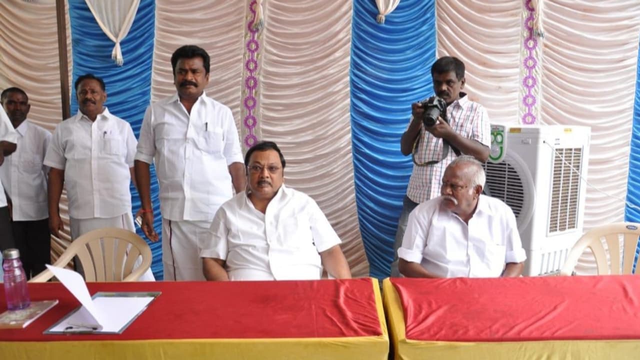 வந்ததில் முக்கால் வாசி பெருசுங்க... கூட்டி பார்த்தால் 300 கூட தேறல! காலிச் சேர்களால் நிரம்பி வழிந்த ஆலோசனை கூட்டம்! வந்ததில் முக்கால் வாசி பெருசுங்க... கூட்டி பார்த்தால் 300 கூட தேறல! காலிச் சேர்களால் நிரம்பி வழிந்த ஆலோசனை கூட்டம்!