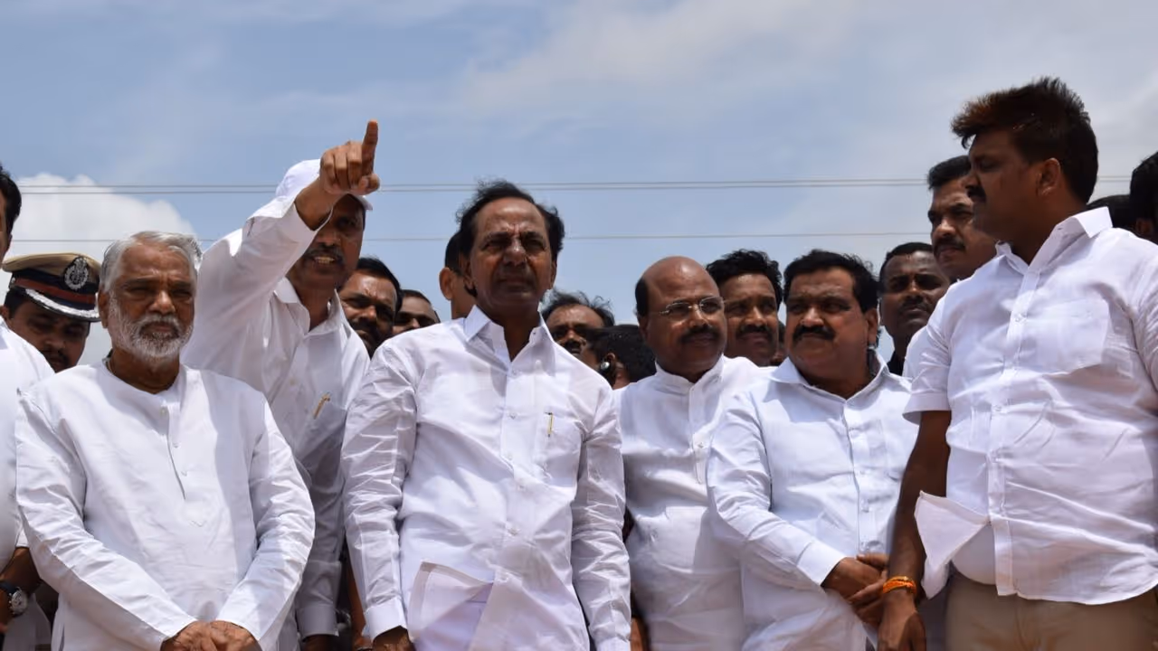 20 రోజుల్లో రెండో సారి హస్తినకు కేసీఆర్: ముందస్తుపై పుకార్ల జోరు 20 రోజుల్లో రెండో సారి హస్తినకు కేసీఆర్: ముందస్తుపై పుకార్ల జోరు