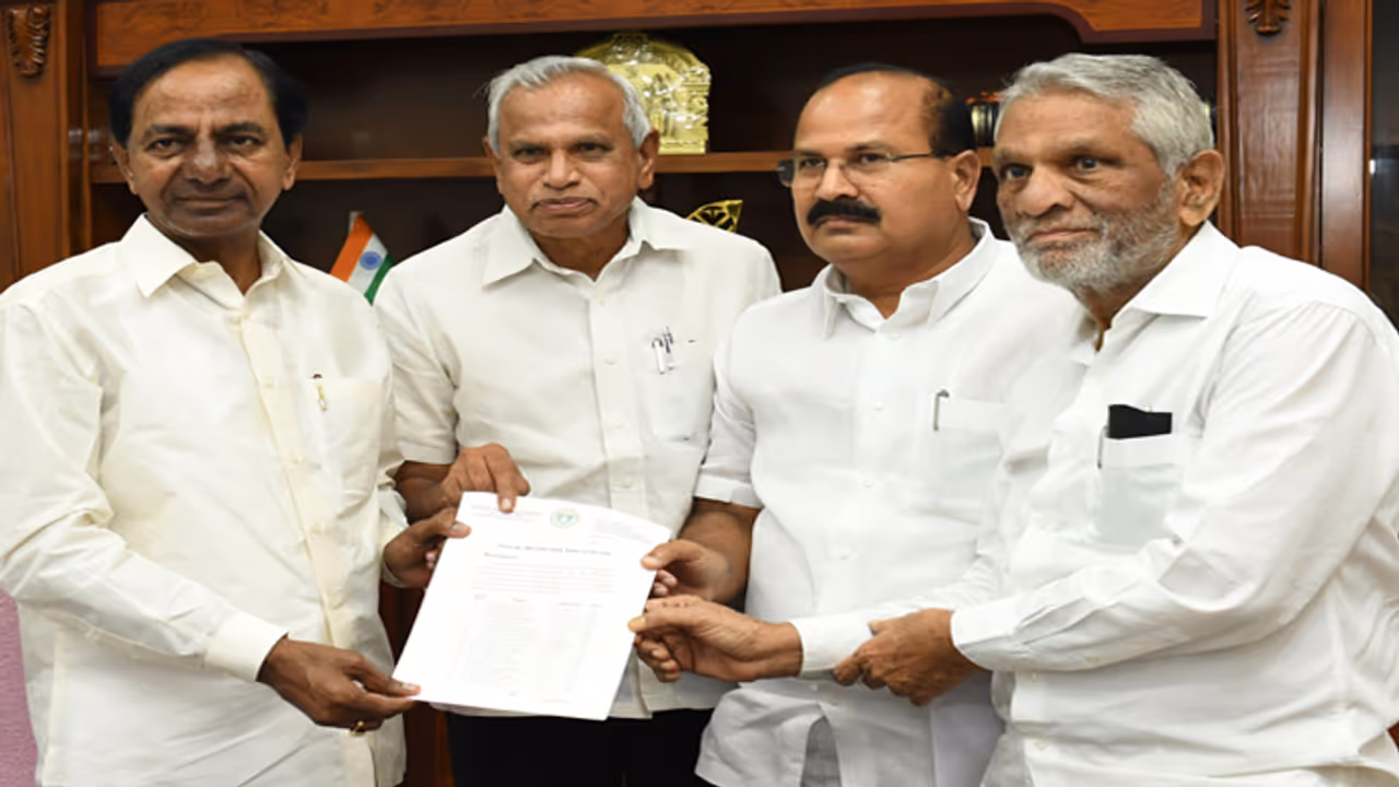 కేరళ బాధితులకు అండగా తెలంగాణ ఎమ్మెల్సీలు కేరళ బాధితులకు అండగా తెలంగాణ ఎమ్మెల్సీలు