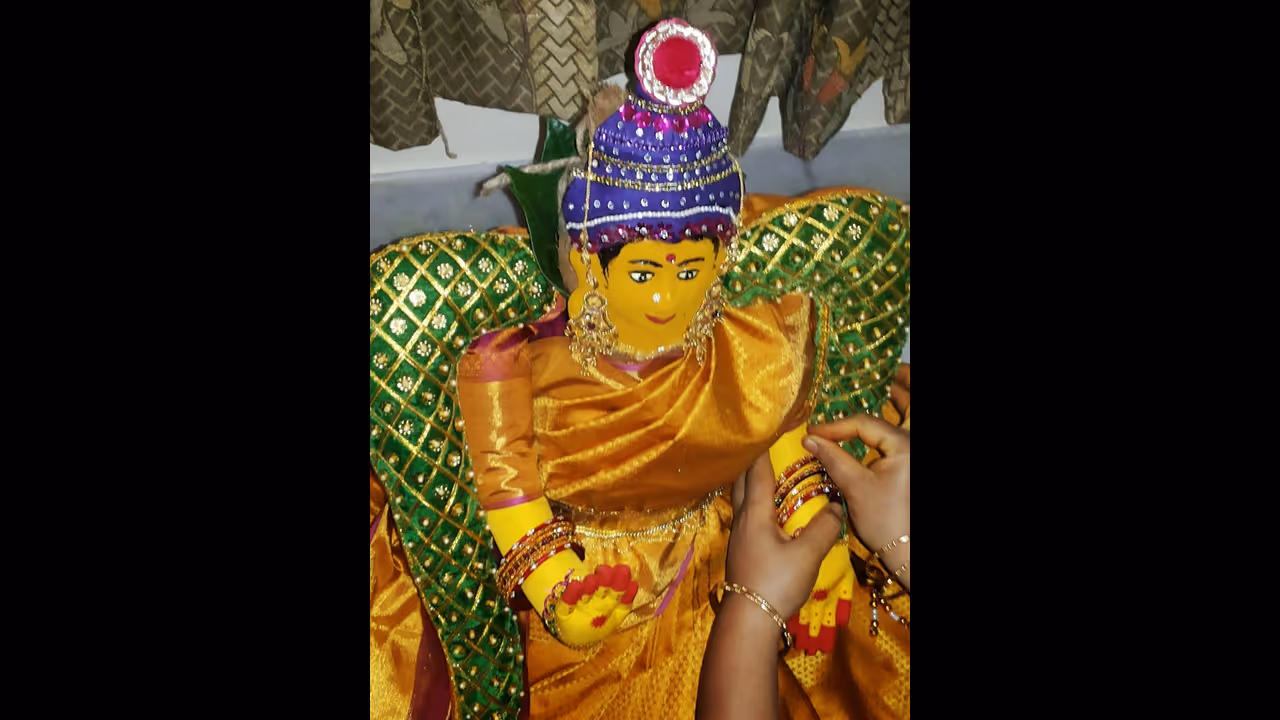 கோவிலில் அர்ச்சனை செய்யும் போது நம் பெயரில் செய்ய வேண்டுமா? இறைவன் பெயரில் செய்யவேண்டுமா?