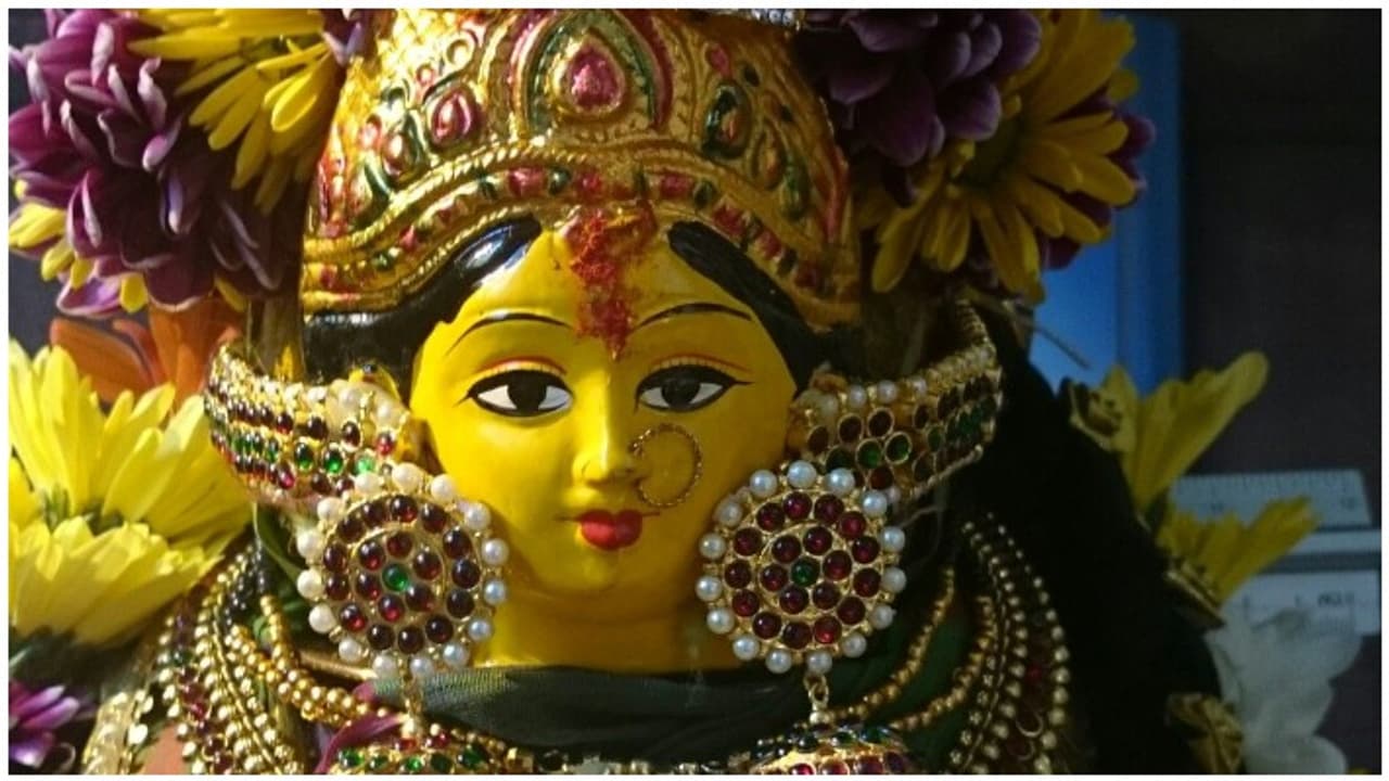 வரலக்ஷ்மி பூஜை எப்படி வழிபட வேண்டும் தெரியுமா..? மறவாமல் இன்று இதை செய்யுங்கள்..! வரலக்ஷ்மி பூஜை எப்படி வழிபட வேண்டும் தெரியுமா..? மறவாமல் இன்று இதை செய்யுங்கள்..!