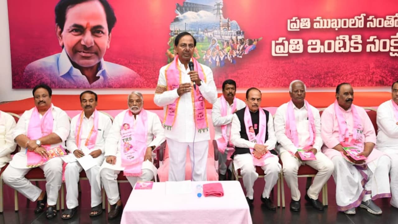 మరికాసేపట్లో టీఆర్ఎస్ అభ్యర్థులతో కేసీఆర్ భేటీ మరికాసేపట్లో టీఆర్ఎస్ అభ్యర్థులతో కేసీఆర్ భేటీ