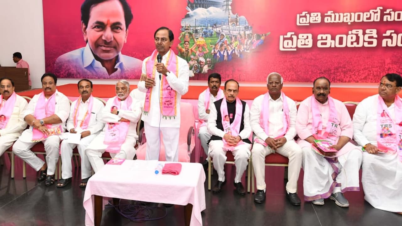 అభ్యర్థులకు కేసీఆర్ దిశానిర్దేశం:100స్థానాల్లో విజయంపై ధీమా అభ్యర్థులకు కేసీఆర్ దిశానిర్దేశం:100స్థానాల్లో విజయంపై ధీమా