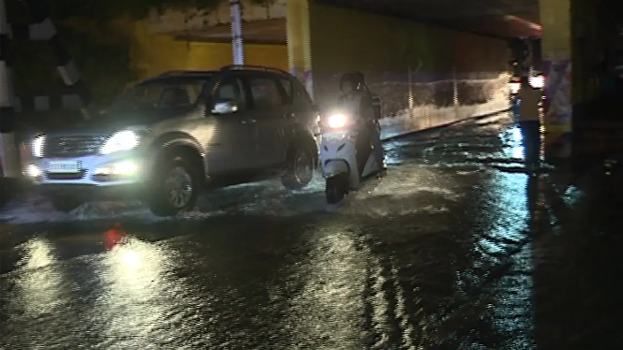 ಇನ್ನೂ 3 ದಿನ ಭಾರಿ ಮಳೆ: ಬಿಬಿಎಂಪಿ ಅಧಿಕಾರಿಗಳ ರಜೆ ರದ್ದು ಇನ್ನೂ 3 ದಿನ ಭಾರಿ ಮಳೆ: ಬಿಬಿಎಂಪಿ ಅಧಿಕಾರಿಗಳ ರಜೆ ರದ್ದು