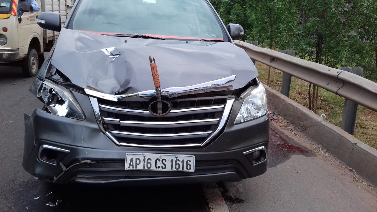 బీజేపీ ఎంపీ జీవీఎల్ నరసింహరావు కారు ఢీకొని మహిళ మృతి