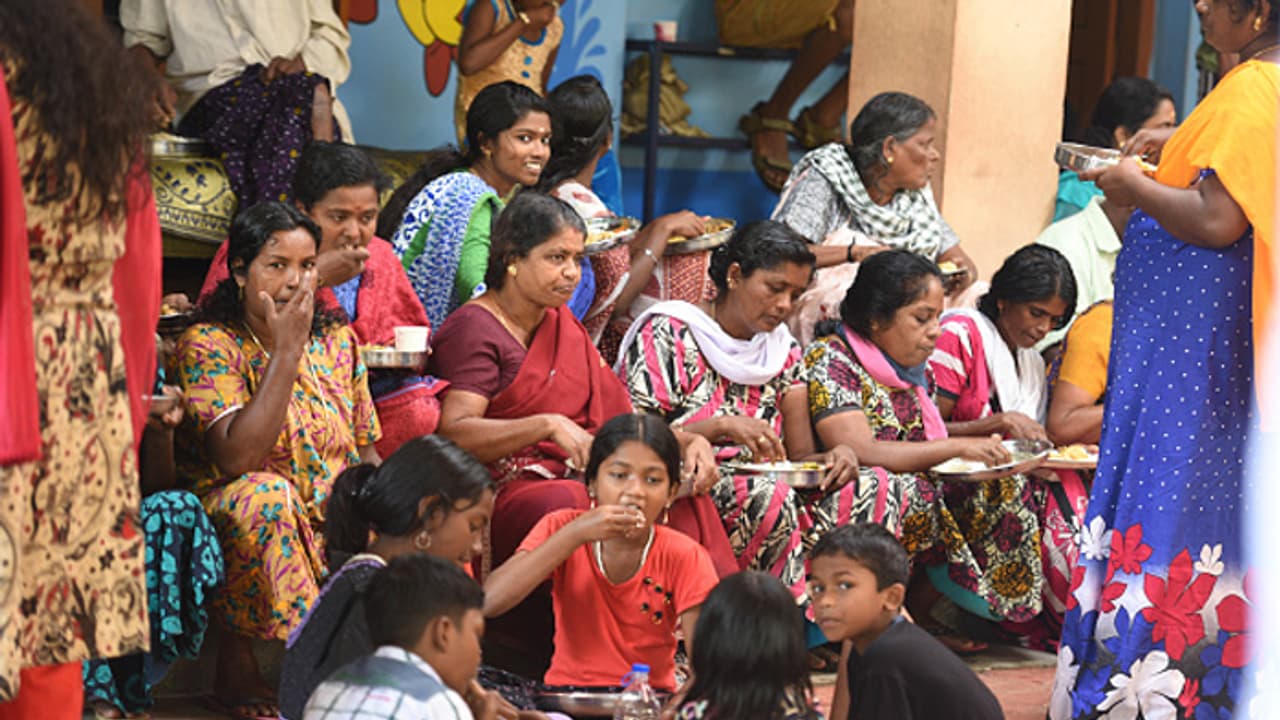 തിരുവോണദിനത്തിലും ഒരുലക്ഷത്തിലധികം പേര് കോട്ടയത്തെ ക്യാമ്പുകളില് തിരുവോണദിനത്തിലും ഒരുലക്ഷത്തിലധികം പേര് കോട്ടയത്തെ ക്യാമ്പുകളില്