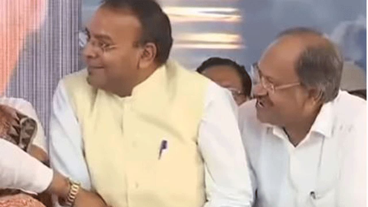 ಅಟಲ್ ಸಂತಾಪ ವೇಳೆ ಬಿದ್ದೂ ಬಿದ್ದು ನಕ್ಕ ಬಿಜೆಪಿ ಸಚಿವರು! ಅಟಲ್ ಸಂತಾಪ ವೇಳೆ ಬಿದ್ದೂ ಬಿದ್ದು ನಕ್ಕ ಬಿಜೆಪಿ ಸಚಿವರು!