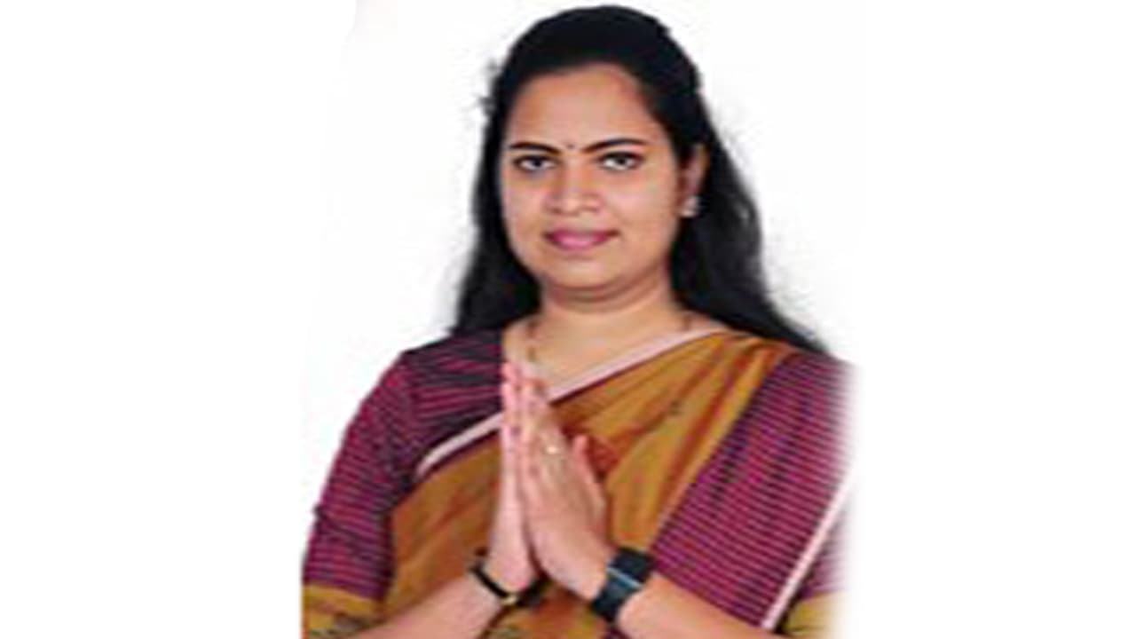 పత్తిపాటిపై పంతం: జగన్ పార్టీలో చేరిన ఎన్నారై మహిళ పత్తిపాటిపై పంతం: జగన్ పార్టీలో చేరిన ఎన్నారై మహిళ