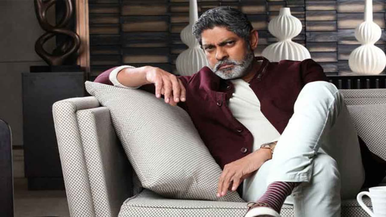 ఆ నిర్మాత వారం రోజులు భోజనం కూడా తెప్పించలేదు.. జగపతిబాబు కామెంట్స్! ఆ నిర్మాత వారం రోజులు భోజనం కూడా తెప్పించలేదు.. జగపతిబాబు కామెంట్స్!