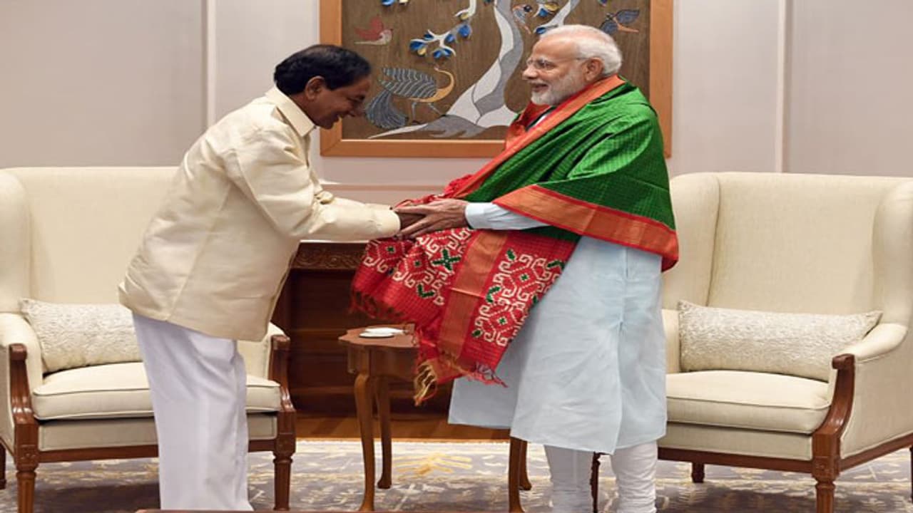 ಇದು ಪೊಲಿಟಿಕ್ಸ್ ಸರ್: ಬಿಜೆಪಿಗೆ ಹತ್ತಿರವಾಗ್ತಿದ್ದಾರಾ ಕೆಸಿಆರ್? ಇದು ಪೊಲಿಟಿಕ್ಸ್ ಸರ್: ಬಿಜೆಪಿಗೆ ಹತ್ತಿರವಾಗ್ತಿದ್ದಾರಾ ಕೆಸಿಆರ್?