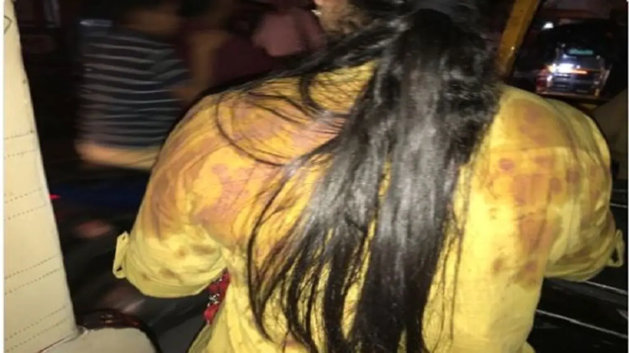 ಥೂ ಅಯೋಗ್ಯರೇ: ಯುವತಿ ಮೇಲೆ ಗುಟ್ಕಾ ತಿಂದು ಉಗಿದರು!